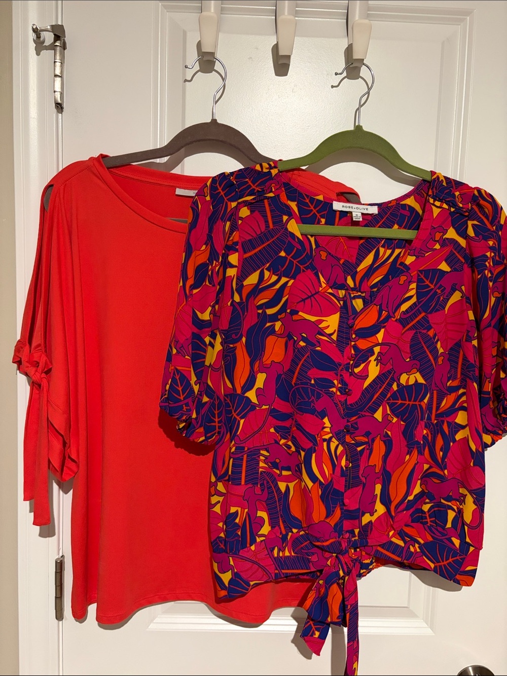 Rose & Olive Red Solid Top with Multicolor Printed Tie-Front Blouse
Halogen top